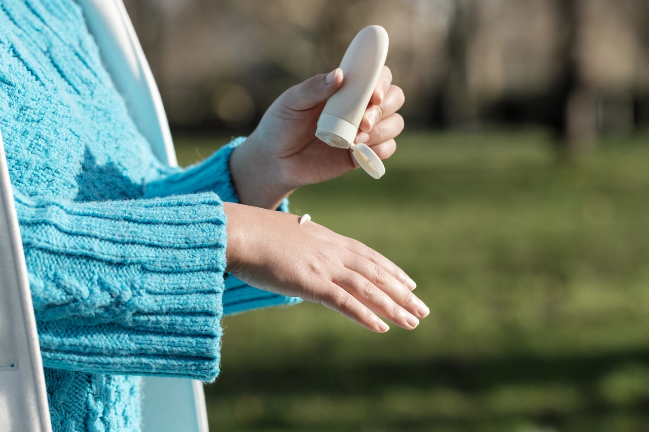Crema solare: quante volte al giorno bisogna applicarla davvero per proteggere la pelle?